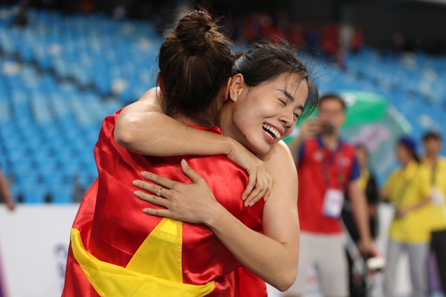Nữ VĐV điền kinh Việt Nam bật khóc nức nở sau chiến thắng nghẹt thở trước Thái Lan - Ảnh 8.