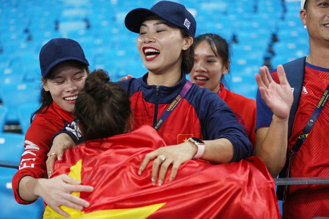 Nữ VĐV điền kinh Việt Nam bật khóc nức nở sau chiến thắng nghẹt thở trước Thái Lan - Ảnh 5.