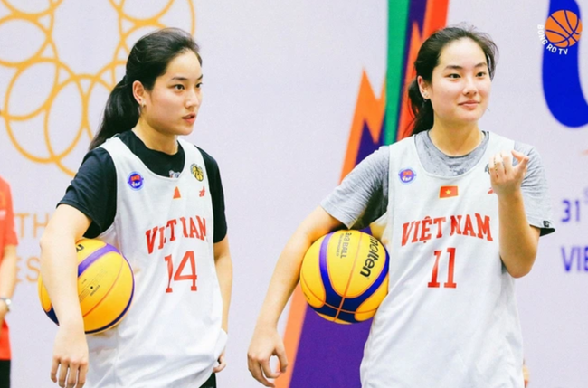 Cặp song sinh vừa cùng đội tuyển Việt Nam giành HCV bóng rổ: Đi du đấu thường xuyên nhưng vẫn học cực đỉnh, được trường vinh danh như này - Ảnh 2.