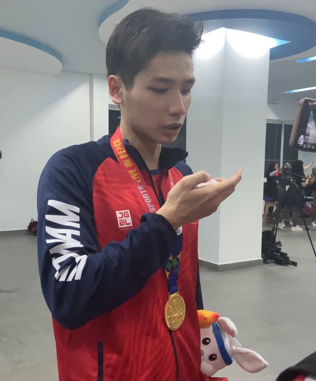 Kình ngư Kim Sơn cùng đồng đội giành HCV nội dung bơi tiếp sức 4x200m nam ở SEA Games 32. Ảnh: Sport5
