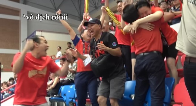1001 cảm xúc của người cha khi chứng kiến sặp song sinh Việt kiều giúp ĐT Việt Nam vô địch SEA Games - Ảnh 4.