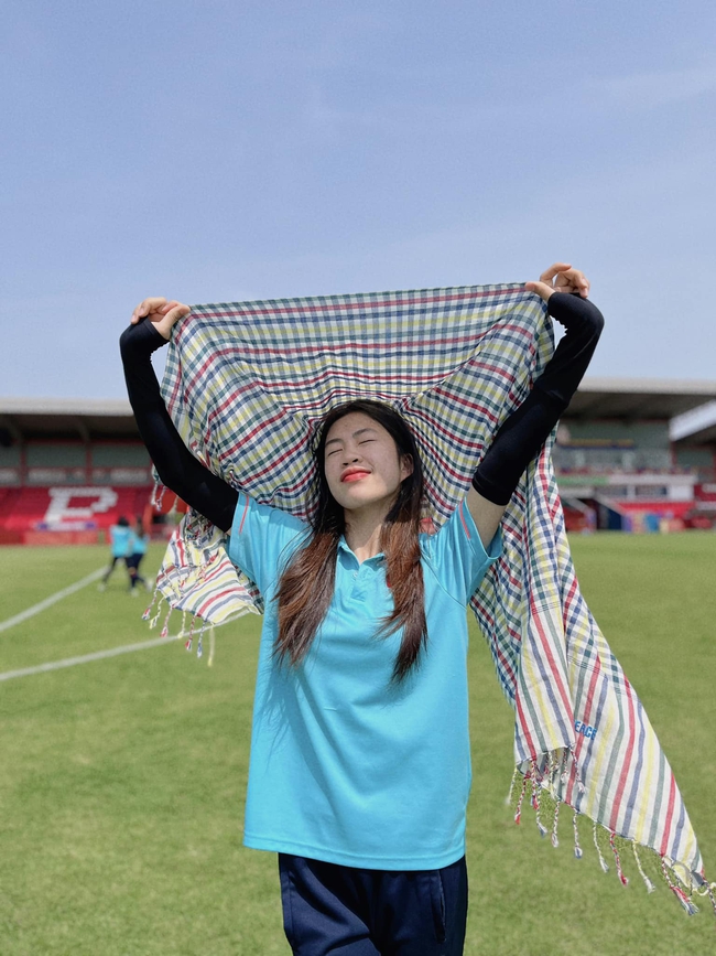 Thanh Nhã tạo dáng với khăn rằn miền Nam dưới cái nắng thiêu đốt của Campuchia - Ảnh 5.