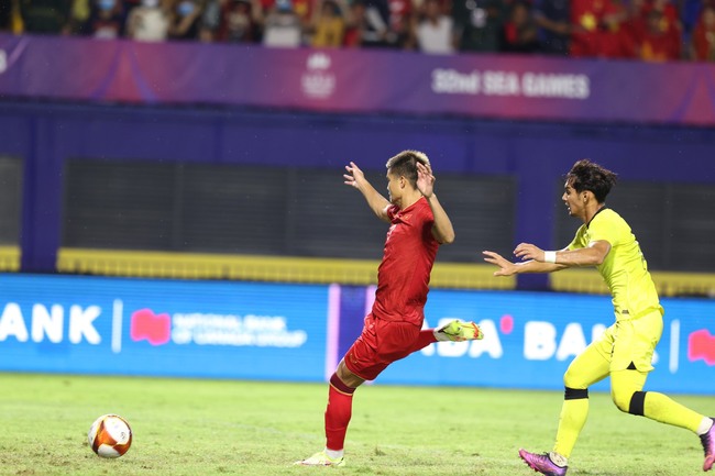 U23 Việt Nam mạnh mẽ tấn công Vòng loại U23 châu Á 2024 - Ảnh 1.