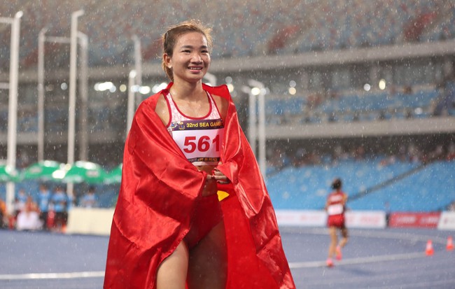 Nữ hoàng điền kinh Việt Nam bứt tốc đẳng cấp trong cơn mưa lớn, đem về Huy chương vàng SEA Games 32 - Ảnh 6.