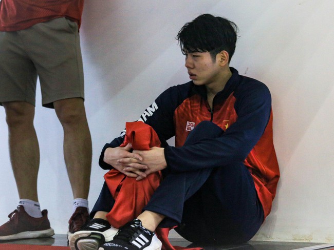 Giành HCV SEA Games, hai hot boy tuyển bơi Việt Nam quên ăn mừng vì quá mệt, gục đầu ngay khi về đích - Ảnh 9.