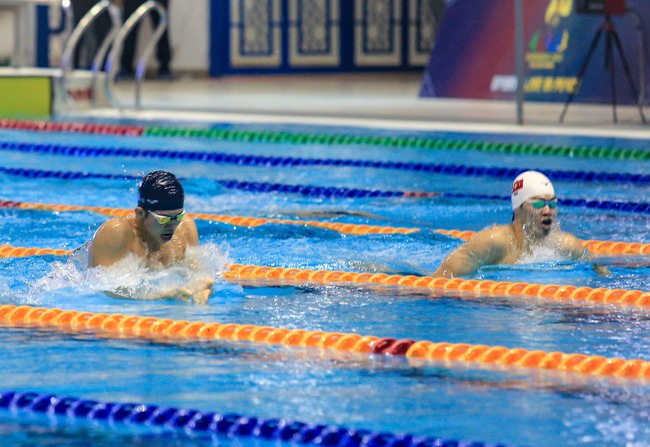 Giành HCV SEA Games, hai hot boy tuyển bơi Việt Nam quên ăn mừng vì quá mệt, gục đầu ngay khi về đích - Ảnh 2.