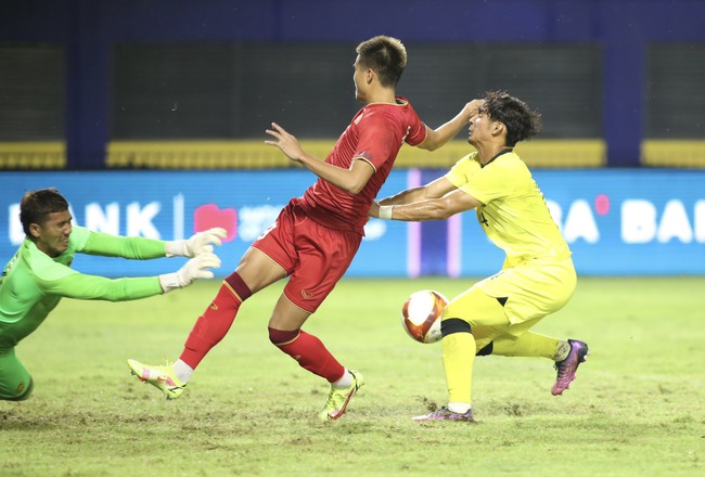 Fan Malaysia tố trọng tài thiên vị khi cho U22 Việt Nam hưởng phạt đền ở tình huống gây tranh cãi, đem về bàn thắng mở tỉ số - Ảnh 3.