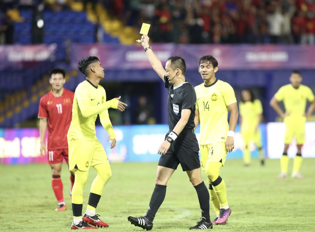 Fan Malaysia tố trọng tài thiên vị khi cho U22 Việt Nam hưởng phạt đền ở tình huống gây tranh cãi, đem về bàn thắng mở tỉ số - Ảnh 2.