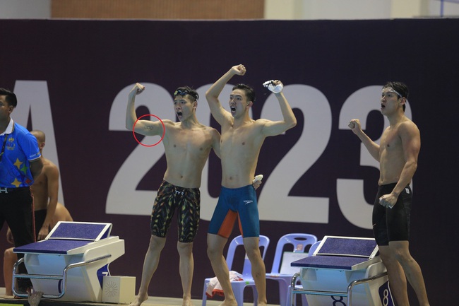 Tuyển bơi Việt Nam 'hái' vàng SEA Games, hot boy Kim Sơn tiết lộ ý nghĩa hình xăm Olympic trên bắp tay - Ảnh 3.
