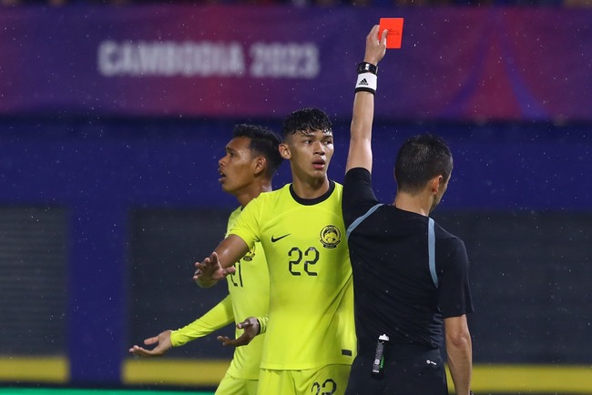 Đội nhà nhận 2 thẻ đỏ trong trận gặp U22 Việt Nam, báo Malaysia nói gì về trọng tài? - Ảnh 1.