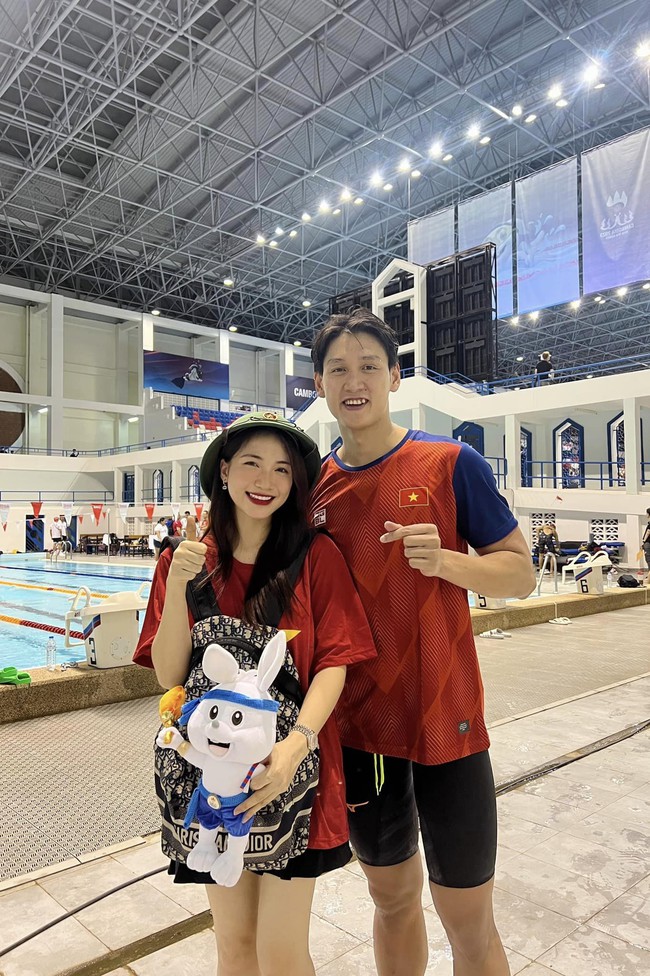 Đi cổ vũ dàn hot boy bơi lội Việt Nam giành HCV, Hoà Minzy chốt luôn thầy dạy bơi cực chất cho Bo Thúi, được Huy Hoàng tặng linh vật SEA Games 32 - Ảnh 2.