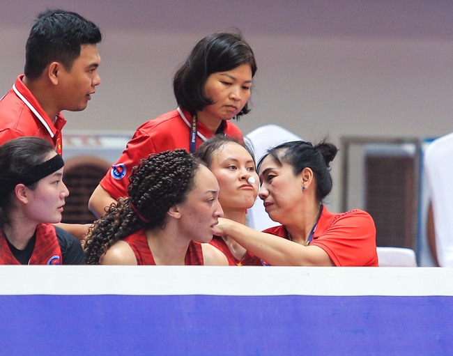 Nữ VĐV bóng rổ Việt Nam đổ máu trên sân đấu SEA Games, vẫn nỗ lực hết mình để ghi điểm  - Ảnh 7.