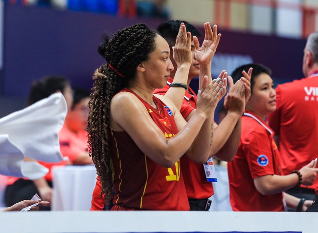 Nữ VĐV Việt kiều thi đấu lăn xả, sở hữu mái tóc xù ấn tượng ở tuyển bóng rổ Việt Nam - Ảnh 8.