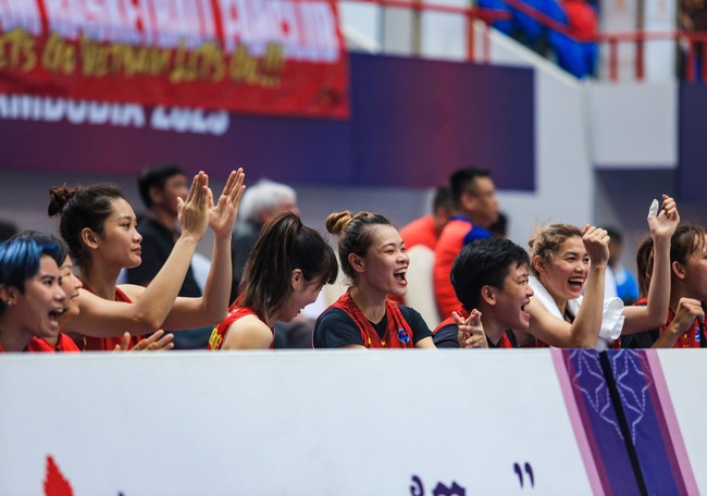 Nữ VĐV Việt kiều thi đấu lăn xả, sở hữu mái tóc xù ấn tượng ở tuyển bóng rổ Việt Nam - Ảnh 10.