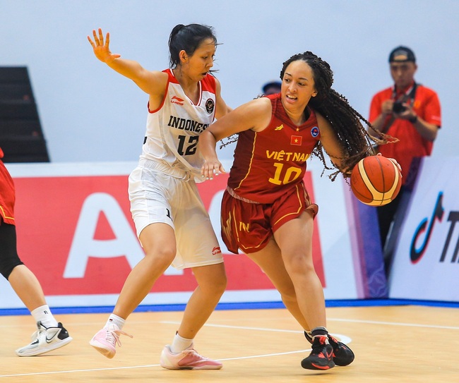 Nữ VĐV Việt kiều thi đấu lăn xả, sở hữu mái tóc xù ấn tượng ở tuyển bóng rổ Việt Nam - Ảnh 6.