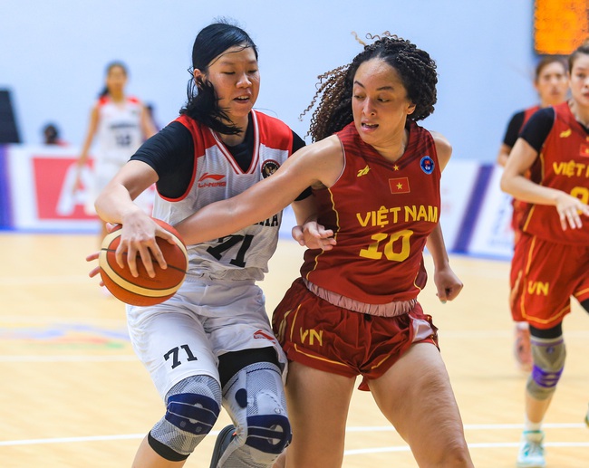 Nữ VĐV Việt kiều thi đấu lăn xả, sở hữu mái tóc xù ấn tượng ở tuyển bóng rổ Việt Nam - Ảnh 1.