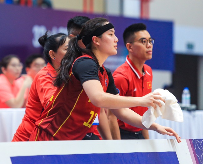 Nữ VĐV bóng rổ Việt Nam đổ máu trên sân đấu SEA Games, vẫn nỗ lực hết mình để ghi điểm  - Ảnh 4.