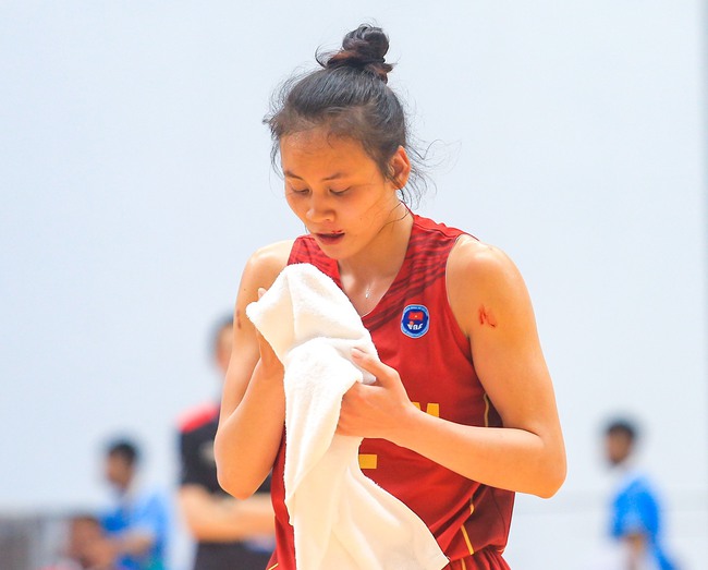 Nữ VĐV bóng rổ Việt Nam đổ máu trên sân đấu SEA Games, vẫn nỗ lực hết mình để ghi điểm  - Ảnh 5.
