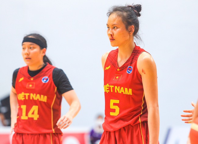 Nữ VĐV bóng rổ Việt Nam đổ máu trên sân đấu SEA Games, vẫn nỗ lực hết mình để ghi điểm  - Ảnh 3.