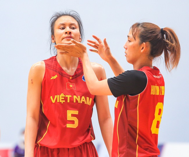 Nữ VĐV bóng rổ Việt Nam đổ máu trên sân đấu SEA Games, vẫn nỗ lực hết mình để ghi điểm  - Ảnh 2.