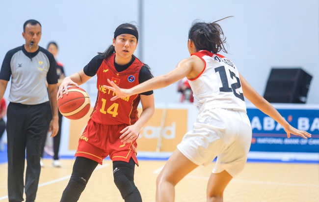 Nữ VĐV bóng rổ Việt Nam đổ máu trên sân đấu SEA Games, vẫn nỗ lực hết mình để ghi điểm  - Ảnh 8.