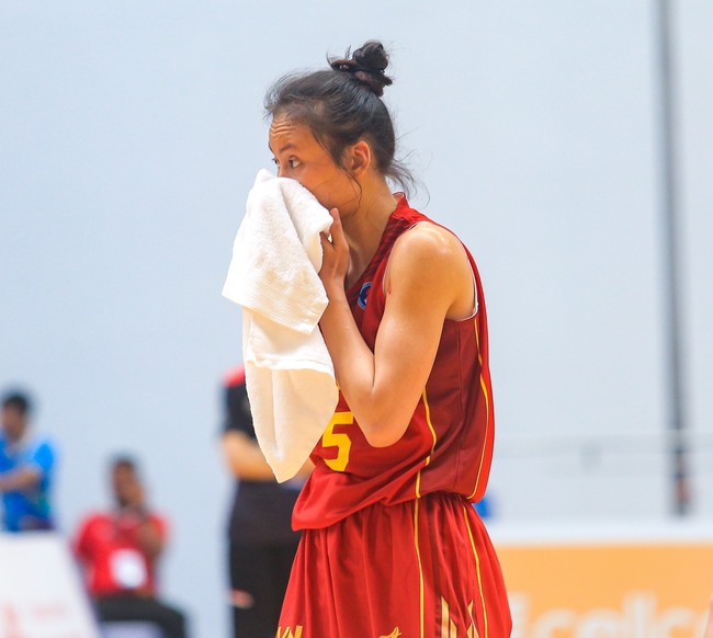 Nữ VĐV bóng rổ Việt Nam đổ máu trên sân đấu SEA Games, vẫn nỗ lực hết mình để ghi điểm  - Ảnh 6.