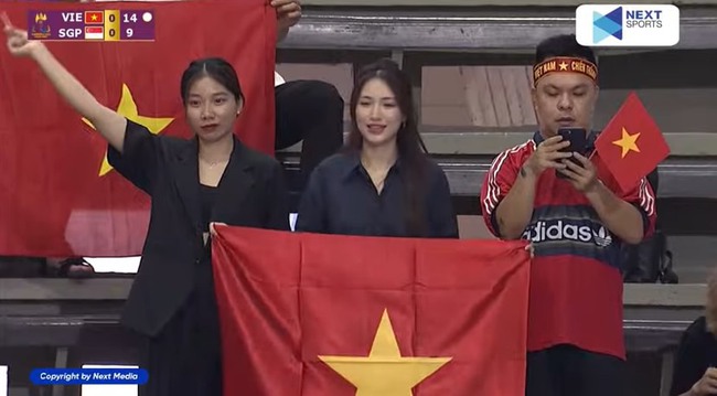 Hòa Minzy cổ vũ cực sung tuyển bóng chuyền nữ Việt Nam - Ảnh 2.