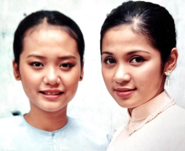 Hồng Ánh (trái) và Việt Trinh vào hai chị em Bạch Cúc - Bạch Vân trong phim Người đẹp Tây Đô của đạo diễn Lê Cung Bắc