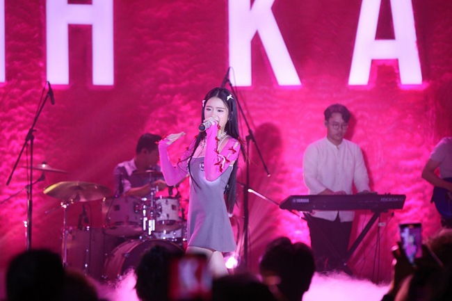 Chính thức debut làm ca sĩ, Linh Ka có phần trình diễn live gây tranh cãi - Ảnh 4.