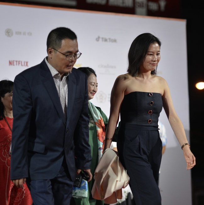 Thảm đỏ khai mạc Liên hoan phim châu Á Đà Nẵng: Dàn diễn viên Em và Trịnh đổ bộ, Hoa hậu Ngọc Châu đọ sắc cùng Moon So Ri - Ảnh 3.
