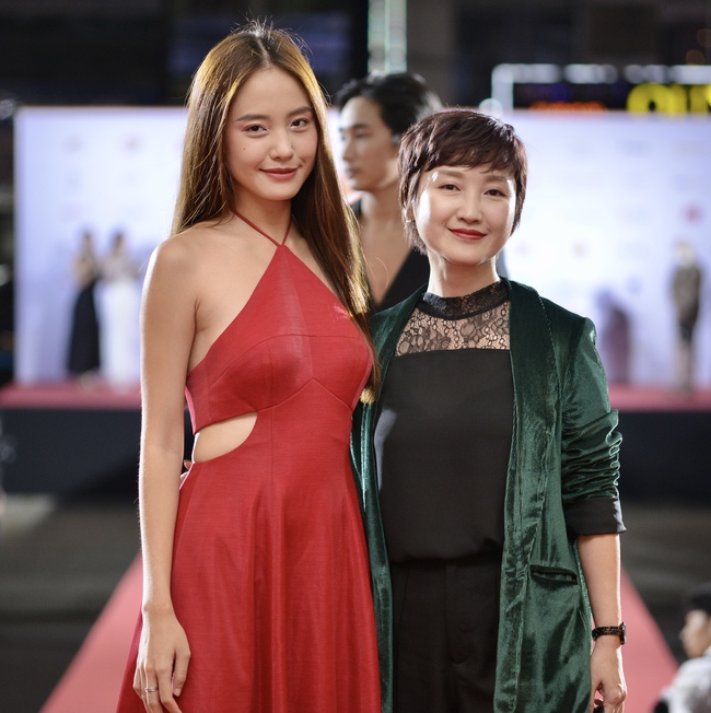 Thảm đỏ khai mạc Liên hoan phim châu Á Đà Nẵng: Dàn diễn viên Em và Trịnh đổ bộ, Hoa hậu Ngọc Châu đọ sắc cùng Moon So Ri - Ảnh 12.