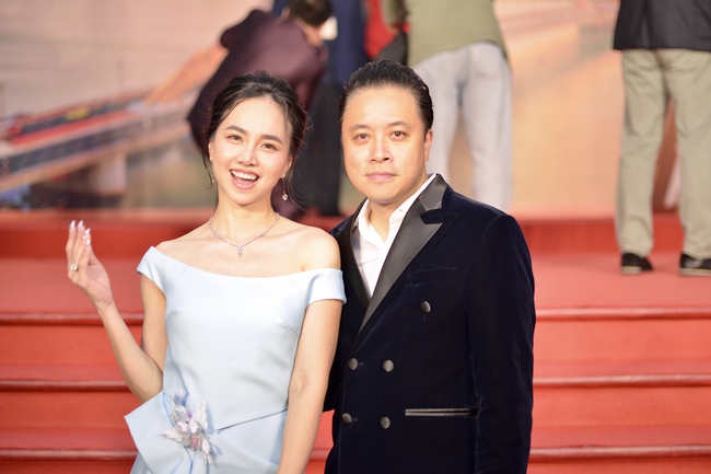 Thảm đỏ khai mạc Liên hoan phim châu Á Đà Nẵng: Dàn diễn viên Em và Trịnh đổ bộ, Hoa hậu Ngọc Châu đọ sắc cùng Moon So Ri - Ảnh 8.