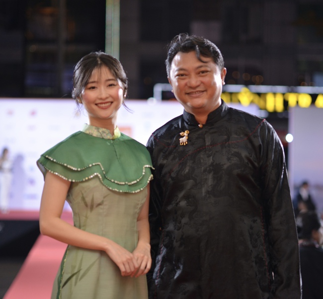 Thảm đỏ khai mạc Liên hoan phim châu Á Đà Nẵng: Dàn diễn viên Em và Trịnh đổ bộ, Hoa hậu Ngọc Châu đọ sắc cùng Moon So Ri - Ảnh 9.