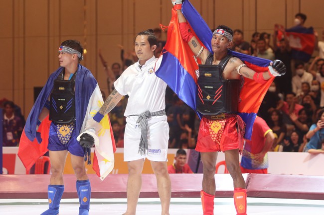 Ngược dòng kịch tính giành HCV, võ sĩ Campuchia tạo nên khoảnh khắc ấn tượng bậc nhất SEA Games - Ảnh 1.