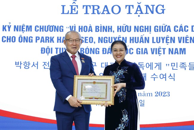 Trao Kỷ niệm chương vì hòa bình, hữu nghị giữa các dân tộc tặng ông Park Hang-seo - Ảnh 1.