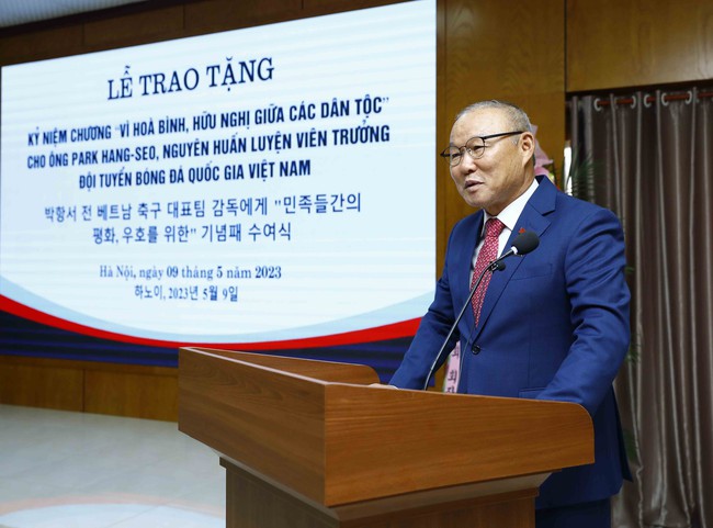 Trao Kỷ niệm chương vì hòa bình, hữu nghị giữa các dân tộc tặng ông Park Hang-seo - Ảnh 3.