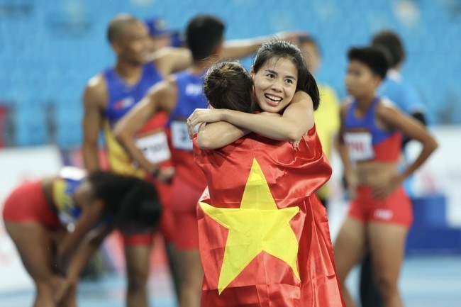 Niềm vui của Nguyễn Thị Huyền cùng đồng đội khi giành HCV nội dung 4x400m hỗn hợp. Ảnh: Minh Quyết - TTXVN