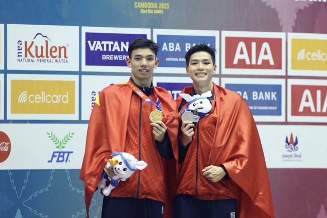 Nguyễn Huy Hoàng (trái) và Nguyễn Hữu Kim Sơn giành HCV và HCB ở nội dung bơi 1500m tự do nam. Ảnh: TTXVN