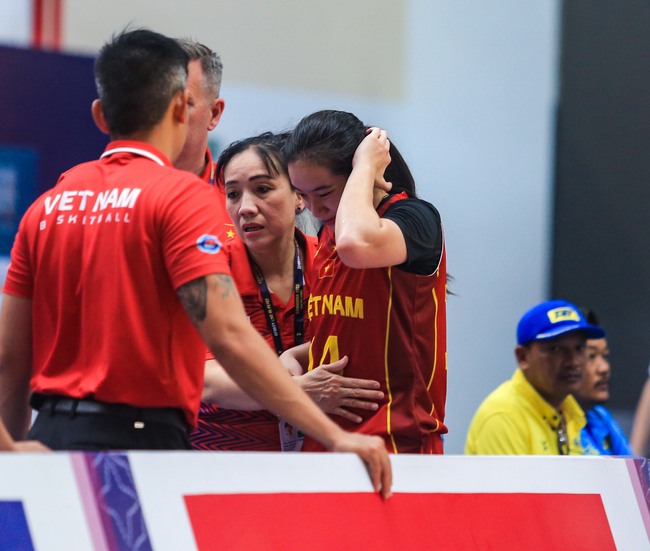 Hot girl bóng rổ Trương Thảo Vy ngã dập đầu xuống sàn vẫn xin tiếp tục thi đấu cho ĐT bóng rổ nữ Việt Nam - Ảnh 8.