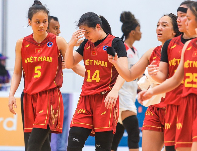 Hot girl bóng rổ Trương Thảo Vy ngã dập đầu xuống sàn vẫn xin tiếp tục thi đấu cho ĐT bóng rổ nữ Việt Nam - Ảnh 7.