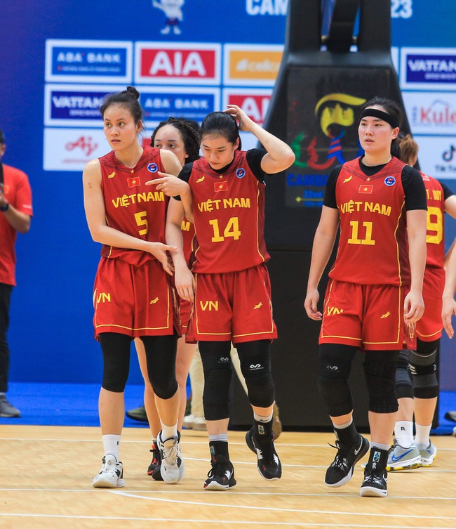 Hot girl bóng rổ Trương Thảo Vy ngã dập đầu xuống sàn vẫn xin tiếp tục thi đấu cho ĐT bóng rổ nữ Việt Nam - Ảnh 6.