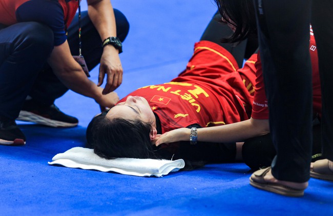 Hot girl bóng rổ Trương Thảo Vy ngã dập đầu xuống sàn vẫn xin tiếp tục thi đấu cho ĐT bóng rổ nữ Việt Nam - Ảnh 3.