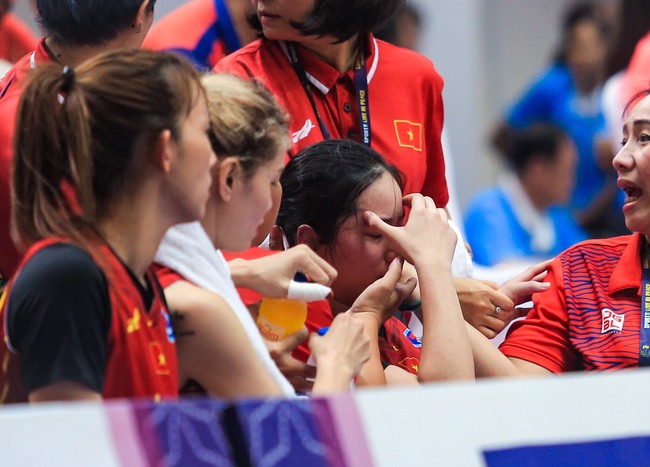 Hot girl bóng rổ Trương Thảo Vy ngã dập đầu xuống sàn vẫn xin tiếp tục thi đấu cho ĐT bóng rổ nữ Việt Nam - Ảnh 10.