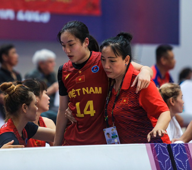 Hot girl bóng rổ Trương Thảo Vy ngã dập đầu xuống sàn vẫn xin tiếp tục thi đấu cho ĐT bóng rổ nữ Việt Nam - Ảnh 9.