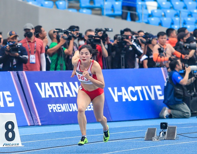 Nguyễn Thị Huyền buồn bã sau khi mất huy chương vàng điền kinh 400m: Em là đương kim vô địch nhưng bị xếp ở ô bất lợi - Ảnh 3.