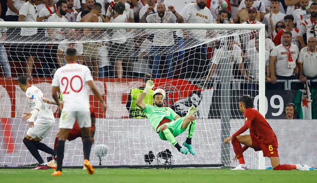 Thủ môn cản penalty xuất sắc, Sevilla đánh bại AS Roma của Mourinho để trở thành ‘Vua’ Cúp C2 - Ảnh 4.