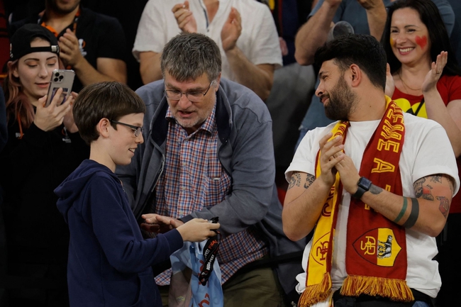 CĐV Roma nhặt được huy chương của Mourinho