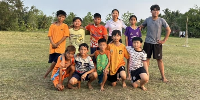 Huỳnh Như đăng ảnh đá bóng cùng trẻ em, ai cũng 'thả tim' vì điều cực đặc biệt - Ảnh 3.
