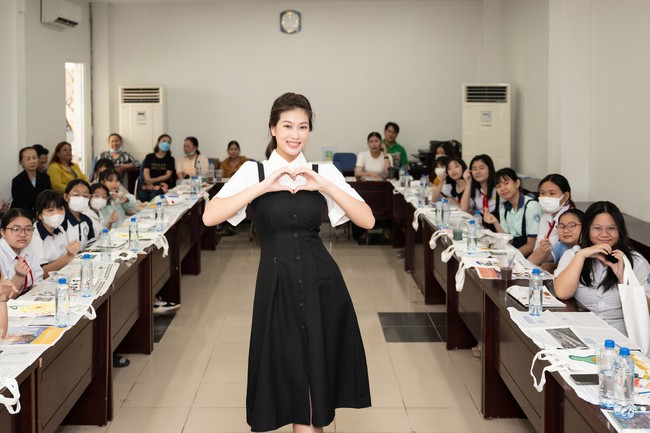 Hoa hậu Hòa bình Việt Nam 2022 Đoàn Thiên Ân công bố dự án cộng đồng 'KHUYẾT Workshop' nhân ngày Quốc tế thiếu nhi - Ảnh 6.