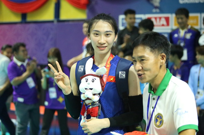 Hot girl bóng chuyền Nguyệt Anh quá xinh khiến fan Thái xin chụp ảnh, được kết nạp Đảng ở tuổi 24 - Ảnh 2.